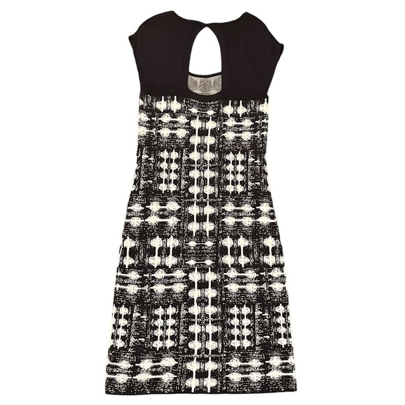 CARMEN Marc Valvo Navy & White Knit Dress with Cap Sleeves & Back Cut Out - Picture 2 of 14